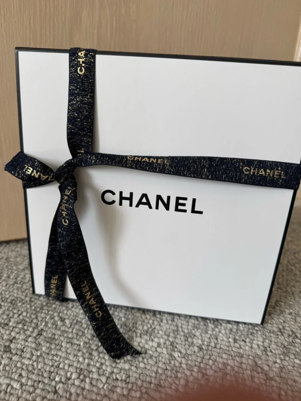 NEW! CHANEL Empty GIFT BOX 8.5X8.5X4 Chanel Cosmetic Sample Pillow Pack, Ribbon